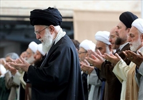 اقامه نماز عید فطر توسط رهبر انقلاب اسلامی در مصلای تهران